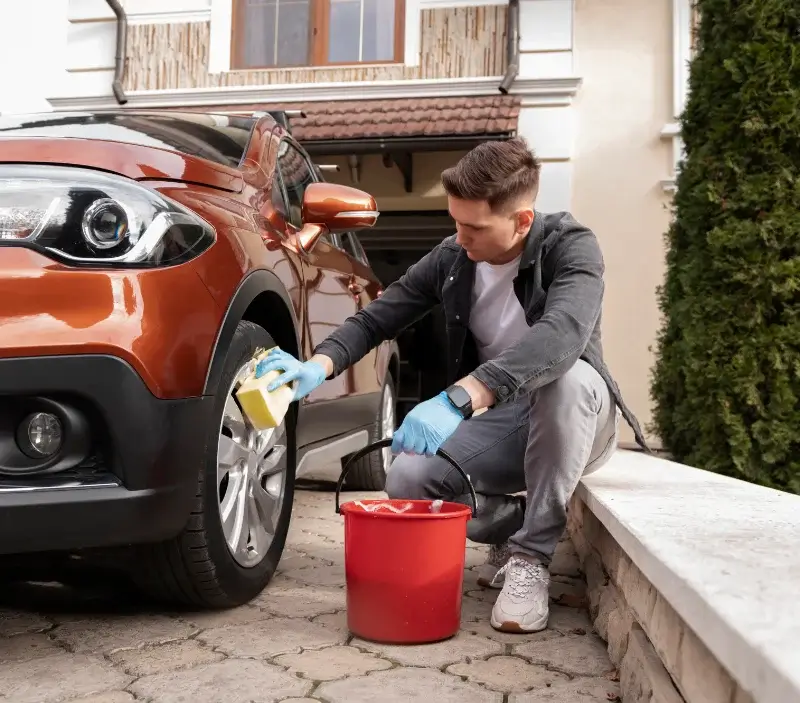 Lavage auto à domicile Tasque : professionnel intervenant sur un véhicule